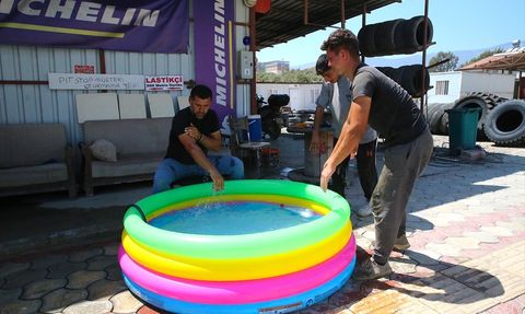 Antakya'da Sıcaklardan Kaçış: Şişme Havuzda Serinleme