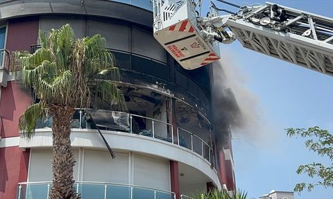 Antalya'da Apartman Yangını: 3 Kişi Hastaneye Kaldırıldı