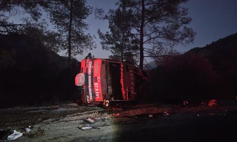 Antalya'da Arazöz Devrildi, İki Kişi Yaralandı