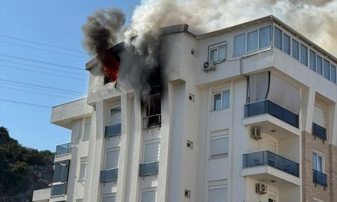 Antalya'da Dubleks Dairede Yangın Çıktı
