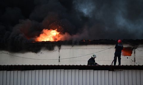 Antalya'daki Otel Ekipmanları Deposunda Yangın Kontrol Altına Alındı