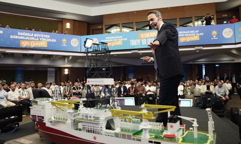 Bakan Alparslan Bayraktar, Gençlerle Enerji Vizyonunu Paylaştı