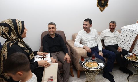 Bakan Murat Kurum, Depremzedeleri Ziyaret Etti