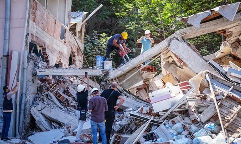 Balıkesir'de Deprem Sonrası Enkaz Kaldırma Çalışmaları Başladı
