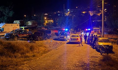 Balıkesir'de Eşini Bıçakla Öldüren Kişi İntihar Etti