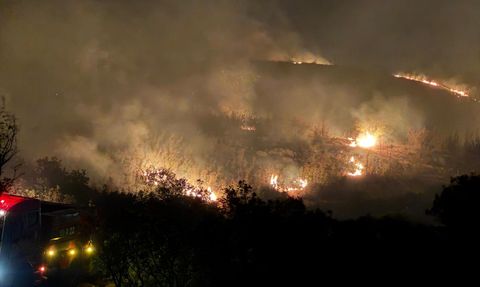 Balıkesir'de Otluk ve Makilik Alanda Yangın Söndürme Çalışmaları