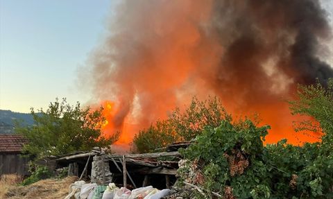 Balıkesir'de Yangın felaketi: 15 Ev Kül Oldu