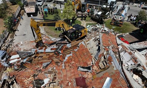 Balıkesir'deki 6.1 Büyüklüğündeki Deprem Sonrası Enkaz Kaldırma Çalışmaları Başladı