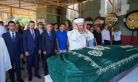 Balıkesir Depreminde Hayatını Kaybeden Nihat Önbaş, İzmir'de Defnedildi