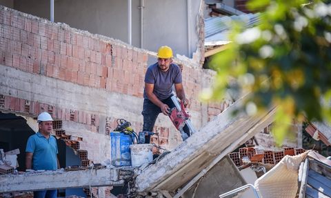 Balıkesir Sındırgı'daki Depremde Yıkılan Bina İncelendi