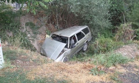 Beyşehir'de Su Kanalına Düşen Araçta 3 Yaralı