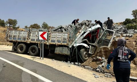 Bitlis'te Trafik Kazası: Briket Yüklü Kamyon Kayaya Çarptı