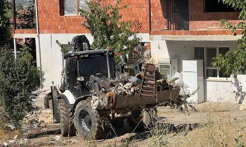 Burdur'da Kötü Kokuya Yol Açan Evden 20 Kamyon Çöp Çıktı