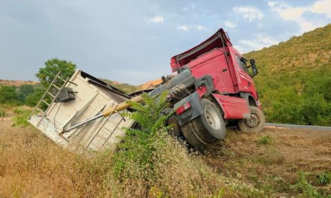 Bursa'da Tır Devrildi: Sürücü Yaralandı