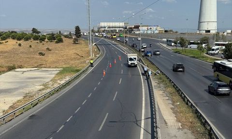 Büyükçekmece'de Fırtına Aydınlatma Direğini Devirdi