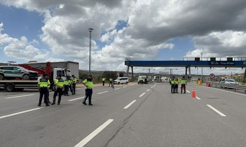 Çekmeköy'de Tırın Jandarma Araçına Çarpması Sonucu 5 Kişi Yaralandı