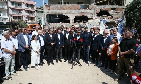 CHP Genel Başkanı Özgür Özel Sındırgı'da Deprem Sonrası Açıklamalarda Bulundu