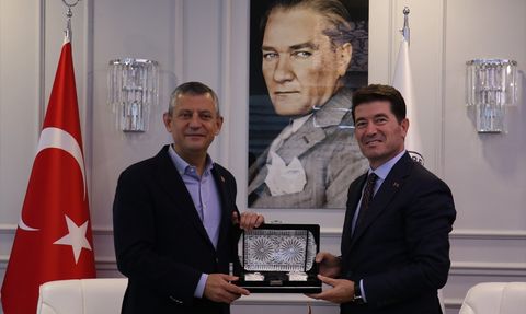 CHP Genel Başkanı Özgür Özel Trabzon'da Ziyaretlerde Bulundu