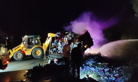 Çorum'da Atık Plastik Yüklü Tırda Yangın Çıktı