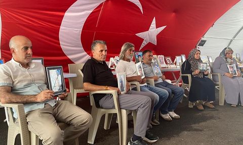 Diyarbakır Anneleri Evlatları İçin Nöbet Tutuyor