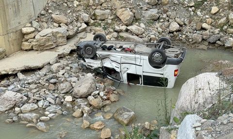 Düzce'de Hafif Ticari Araç Dereye Devrildi: 5 Yaralı
