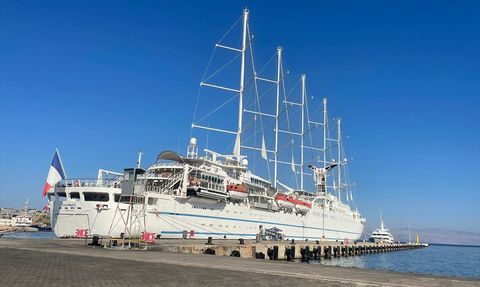 En Büyük Yelkenli Yolcu Gemisi Çeşme Limanı'nda