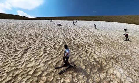 Erzincan'da Ağustosta Karda Kayak Keyfi