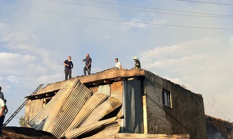 Erzurum'da Kırsal Mahallede Çıkan Yangına Müdahale Ediliyor