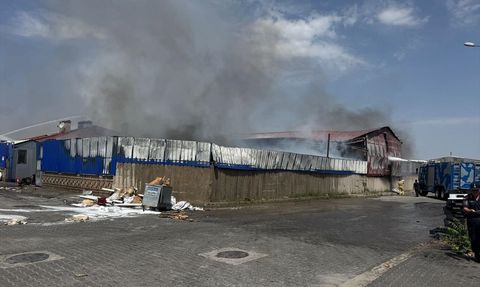 Eskişehir'deki Geri Dönüşüm Tesisinde Yangın Kontrol Altına Alındı