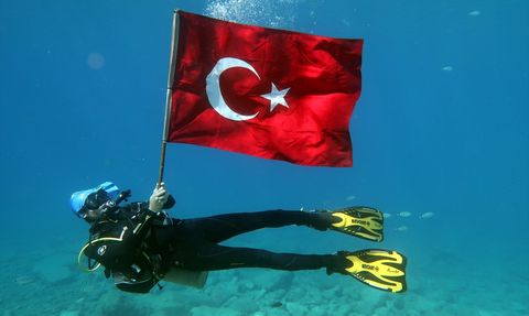 Fethiye'de Zafer Bayramı'nda Su Altında Türk Bayrağı Açıldı