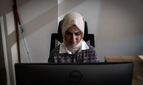 Görme Engelli Hukukçu Ayşe Begüm Başbozkurt Gür'ün İlham Verici Hikayesi