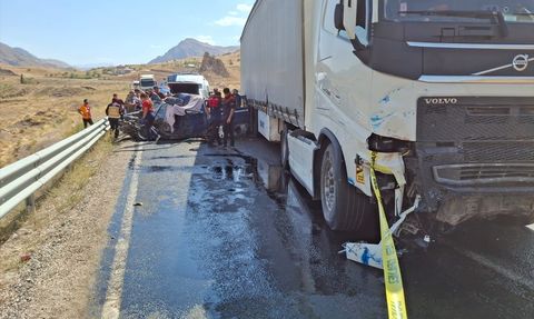 Hakkari'de Trafik Kazası: 3 Ölü, 2 Yaralı