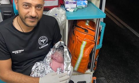Hamile Kadın Ambulansda Doğum Yaptı