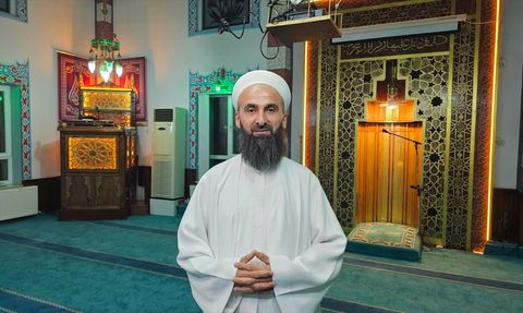 İmamın Refleksi: Camide Düşen Çocuğu Kurtardı