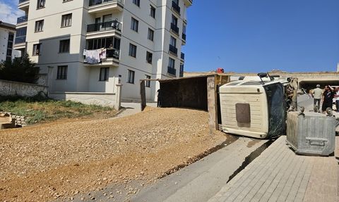 İnegöl'de Freni Boşalan Kamyon Devrildi