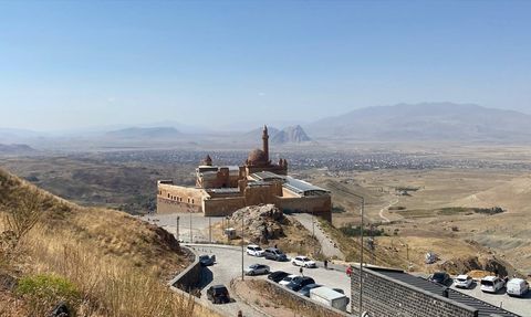 İshak Paşa Sarayı'nda Yaz Tatili Yoğunluğu