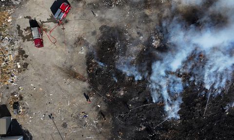 İzmir Buca'daki Atık Yığını Yangını Kontrol Altına Alındı