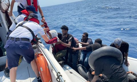 İzmir'de Düzensiz Göçmen Kurtarma Operasyonu