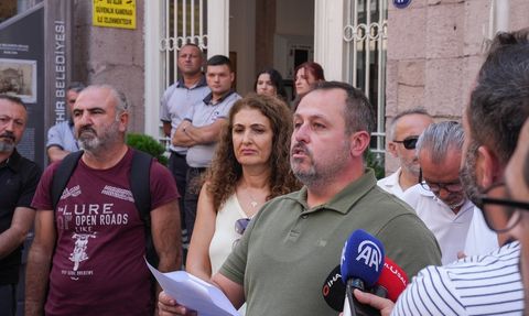 İzmir'de kooperatif hak sahipleri belediye önünde eylem yaptı