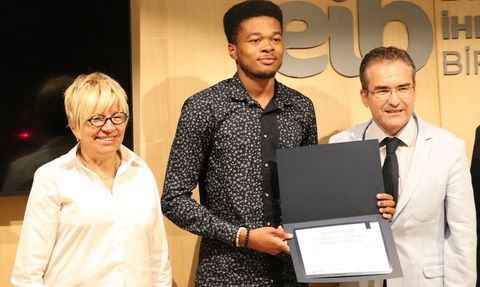 İzmir'de Uluslararası Öğrencilere Ticaret Elçiliği Eğitimi