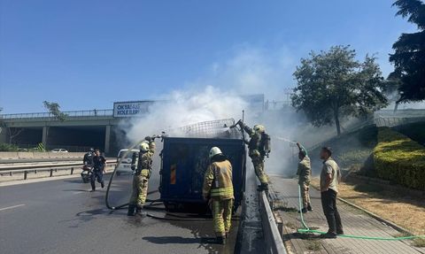 Kadıköy'de Seyir Halindeki Kamyonet Dorsesi Yandı
