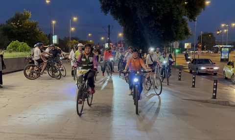 Kadınlardan Orman Yangınlarına Dikkat Çekmek İçin Pedal Çevirme Etkinliği