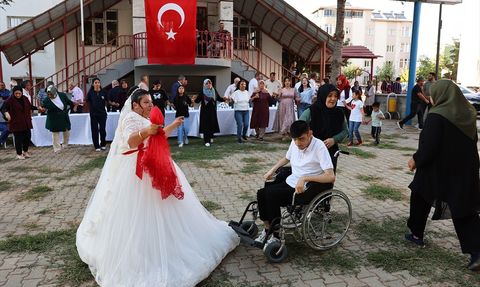 Kahramanmaraş'ta Engelli Bireyin Gelinlik Giymesi Sağlandı