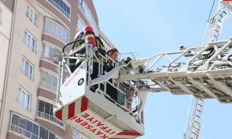 Kayseri'de 14 Katlı Apartmanda Yangın Söndürüldü