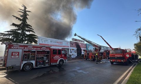 Kayseri'de Yangın: Hırdavat Dükkanından Fabrikaya Sıçradı