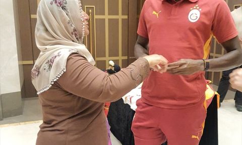 Kayserili Neslihan Teyze ve Victor Osimhen'in Buluşması