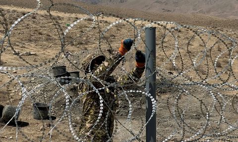 Kırgızistan ve Tacikistan Sınırında Tel Örgü Çalışmaları Başladı