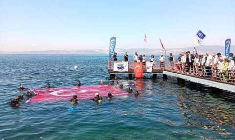 Kocaeli'de Dalgıçlardan Zafer Bayramı Kutlaması