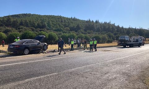 Manisa'da Üç Yaralı, Bir Ölü: İki Otomobil Çarpıştı