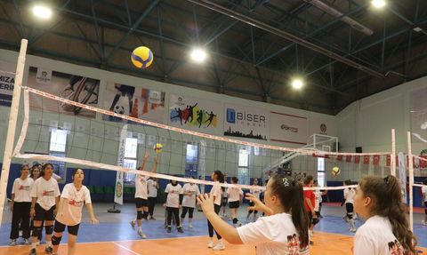 Mehmet Akif Üstündağ, Malatya'da Voleybol Antrenmanını İzledi